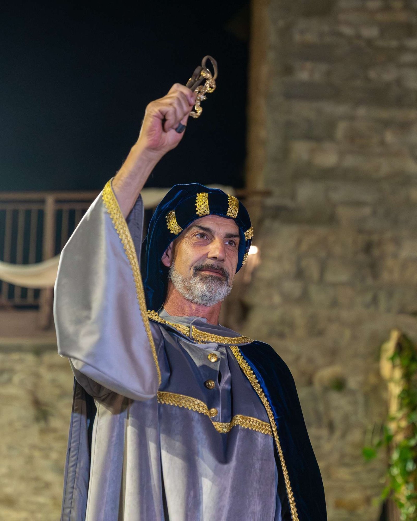 Corteo storico medievale nelle vie di Pietralunga durante il Palio della Mannaja