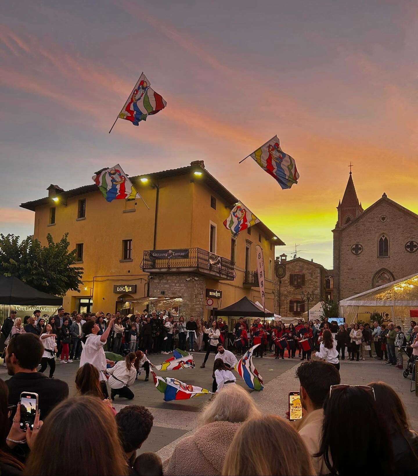 Sbandieratori e tamburini del Palio della Mannaja a Pietralunga